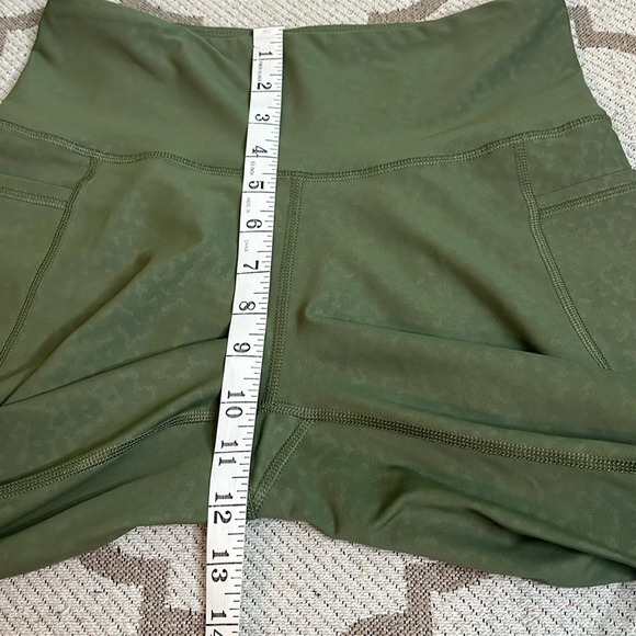 Old navy active elevate high rise go dry olive emboss leggings, 22” inseam - Picture 4 of 15
